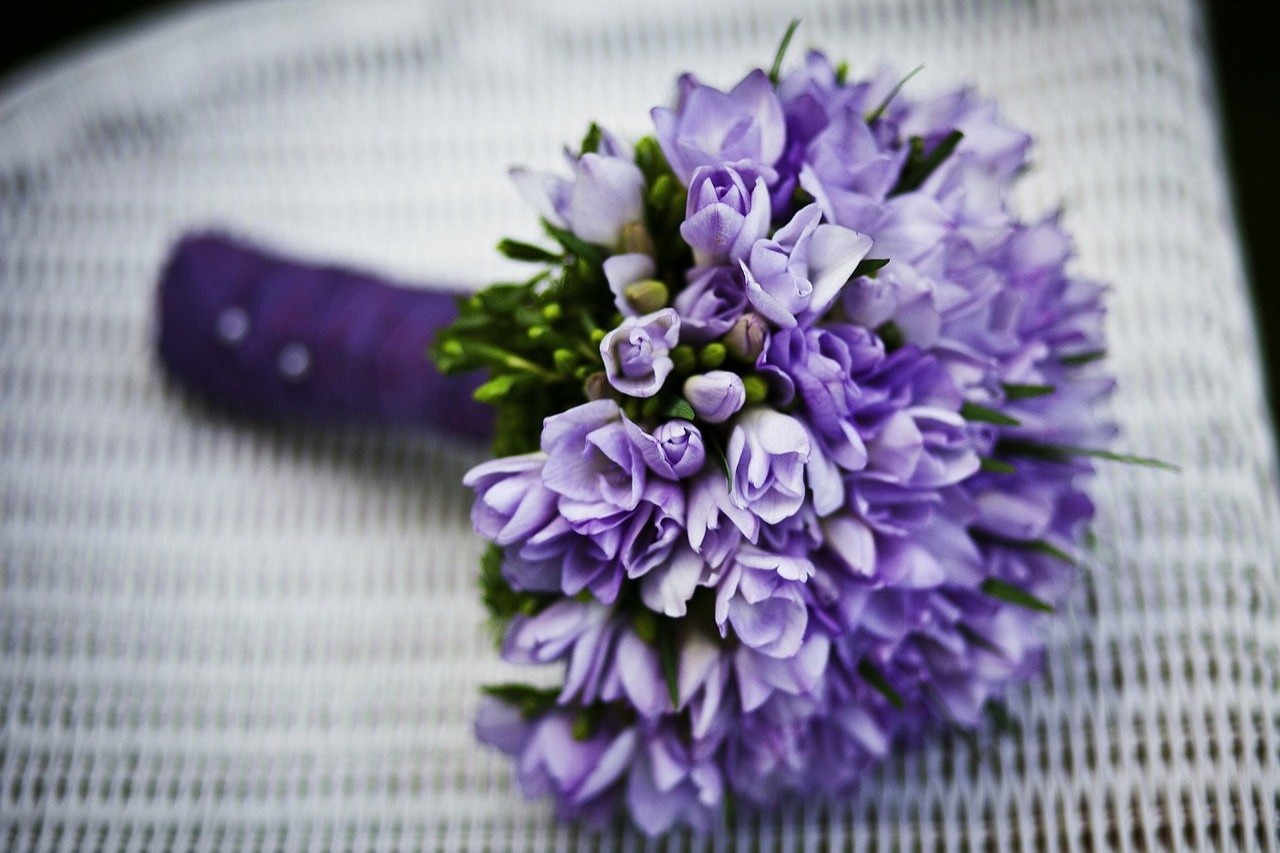 Bukiet ślubny dopasowany do pory roku - kwiaty na 4 pory roku