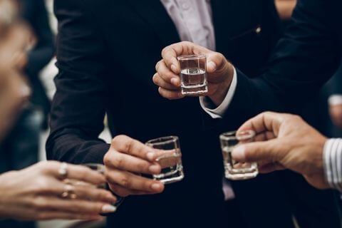 Ile napojów na wesele? Sprawdź, jaką ilość wódki kupić na przyjęcie ślubne.