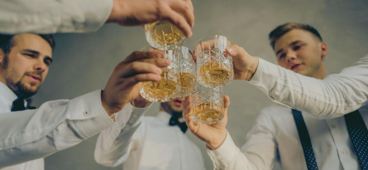 Goście pijący whisky na weselu